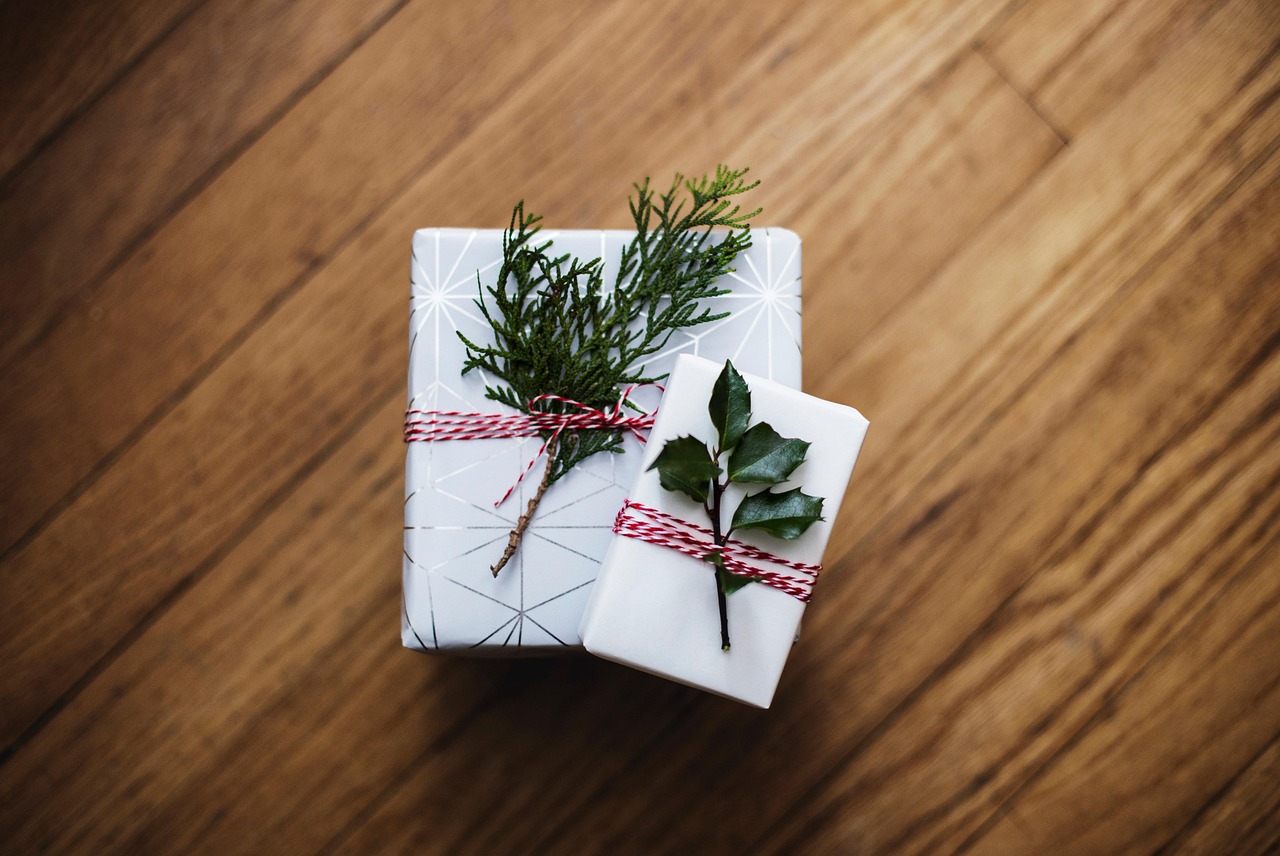 christmas, present, gifts, nature, holiday, xmas, gift boxes, surprise, leaves, packages, christmas presents, christmas gifts, decoration, decor, christmas background, closeup, happychristmas, christmas wallpaper